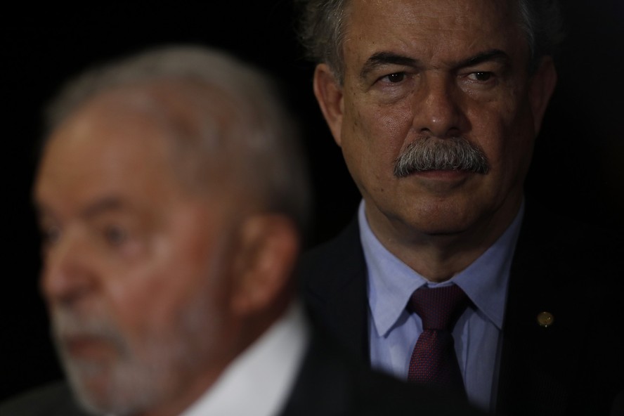 Lula fala enquanto Mercadante o observa: novo presidente do BNDES foi coordenador do programa do presidente na campanha