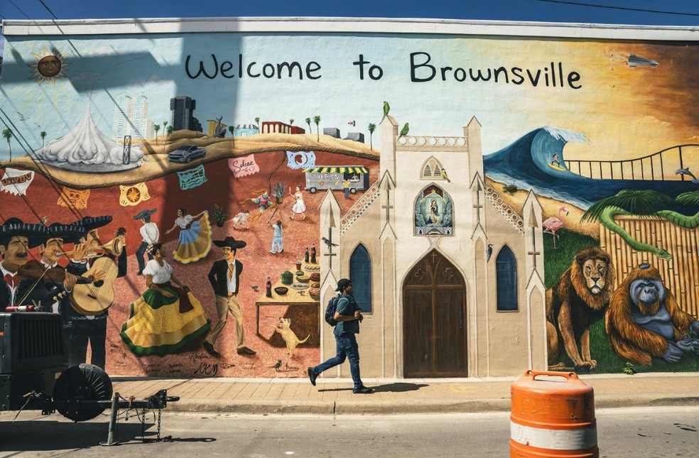 Um novo mural no centro de Brownsville retrata os antigos marcos da cidade - a catedral, o zoológico, a praia do Golfo do México - ao lado do complexo de foguetes da SpaceX. — Foto: (Meridith Kohut/The New York Times