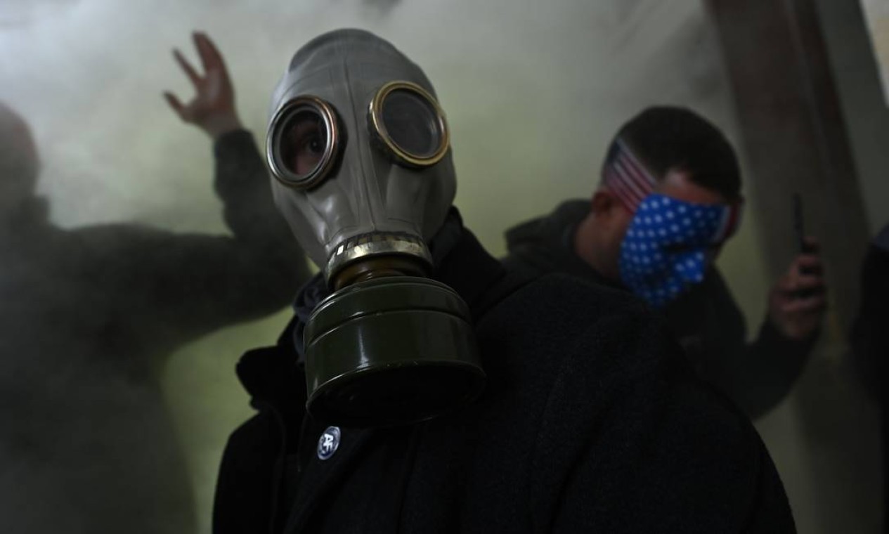 Apoiador de Trump usa uma máscara de gás enquanto invade o Congresso americano  — Foto: BRENDAN SMIALOWSKI / AFP