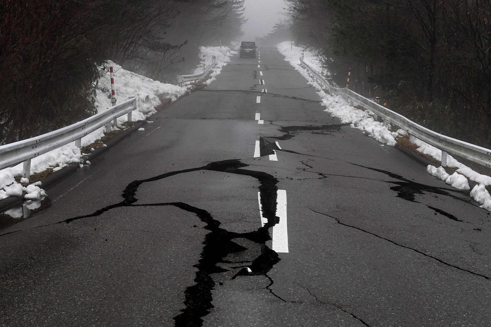 Rodovia ficou rachada após terremoto atingir o Japão — Foto: Toshifumi KITAMURA / AFP