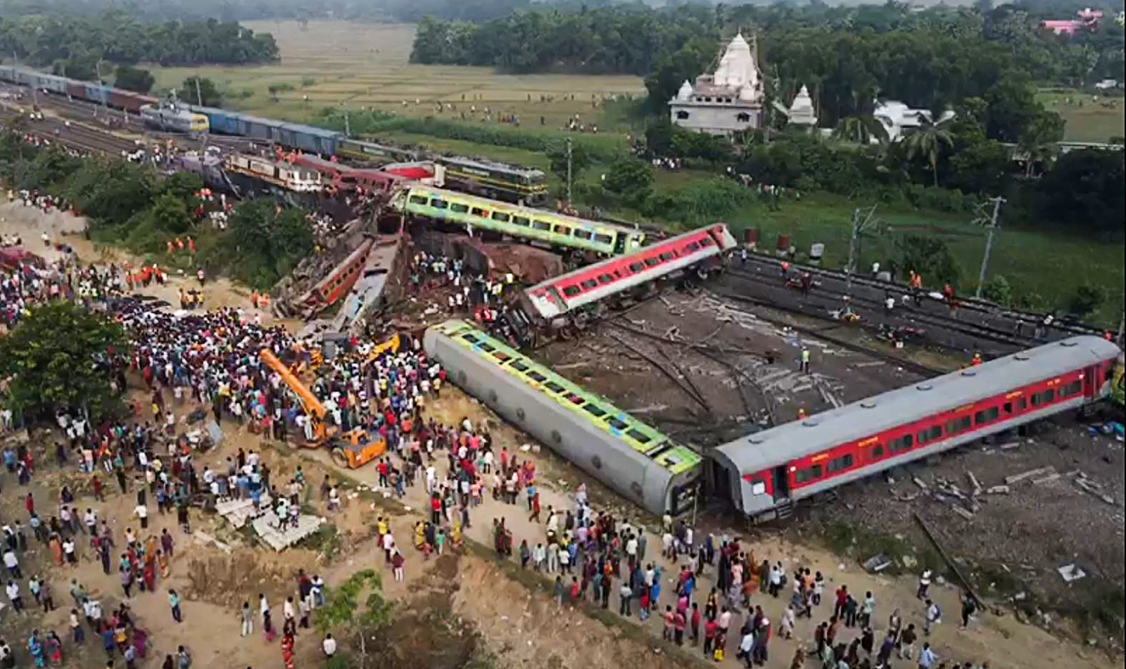 Equipes de resgate se reúnem em torno dos trens danificados no local da colisão perto de Balasore, a cerca de 200 km da capital do estado Bhubaneswar — Foto: Dibyangshu SARKAR / AFP