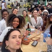 Rafa Kalimann reúne amigas em bar no Bafo da Prainha, no Rio — Foto: Reprodução/Instagram