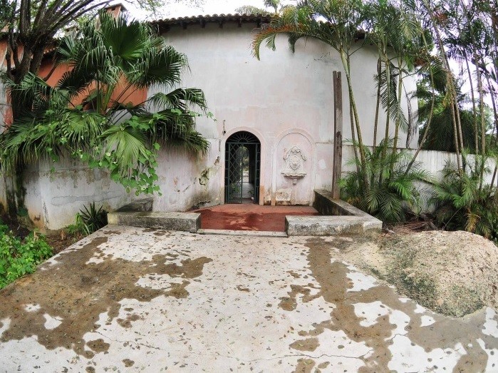 Clodovil projetou a mansão e construiu uma capela em homenagem à mãe — Foto: Divulgação/Lut Leilões