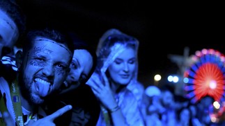 Chuva no show do Marshmello não foi suficiente para desanimar o público do Palco Mundo — Foto: Marcelo Theobald/Agência O Globo