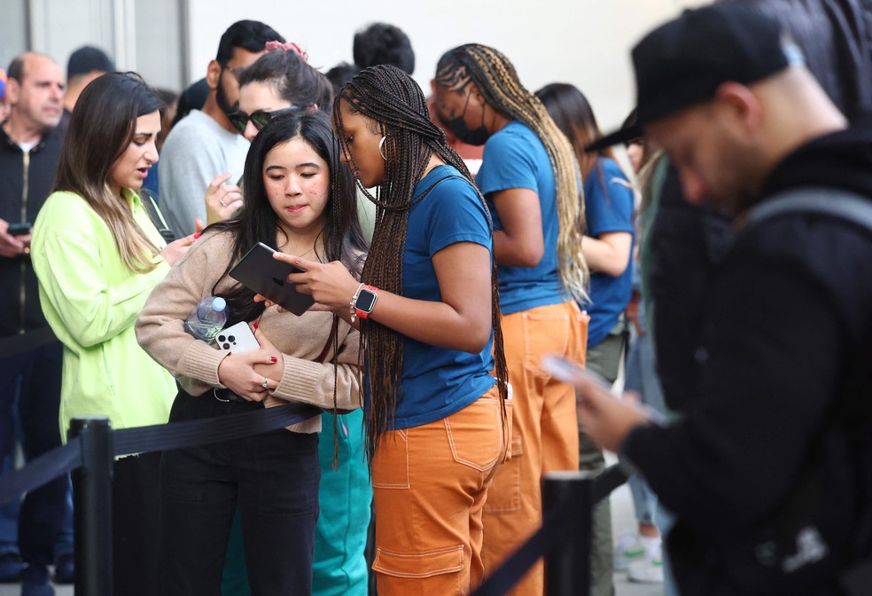 Fila de espera por novo iPhone 15 em Los Angeles — Foto: AFP