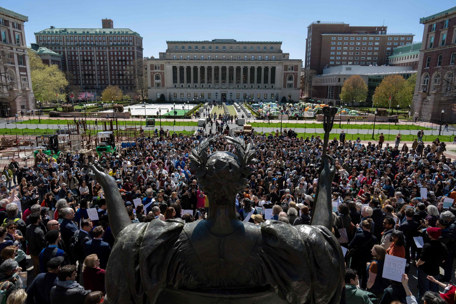 Manifestação pró-Palestina é realizada nas escadas da Biblioteca Lowe, na Universidade de Columbia, na cidade de Nova York — Foto: David Dee Delgado / GETTY IMAGES NORTH AMERICA / Getty Images via AFP