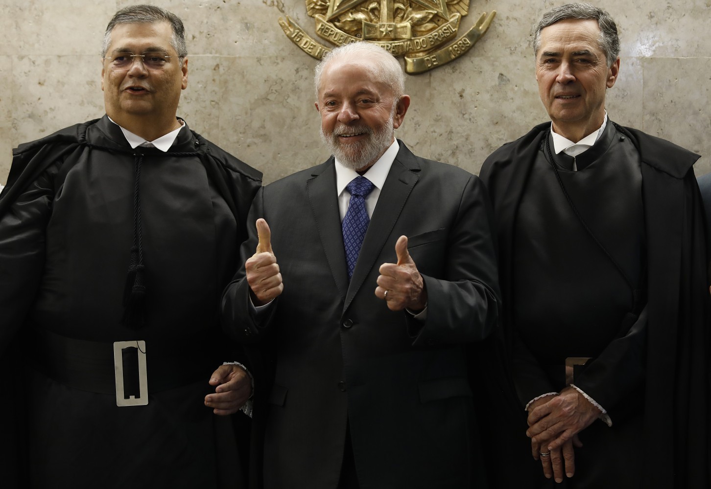 Dino posa ao lado de Lula e Barroso — Foto: Cristiano Mariz / Agência O Globo