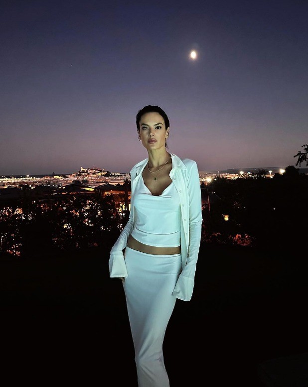 Modelo Alessandra Ambrosio está em Ibiza para casamento de ex-jogador — Foto: Reprodução