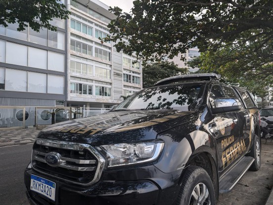 Carro da Polícia Federal estacionado em frente a um prédio no Leblon onde mora um dos investigados pela fraude da Americanas