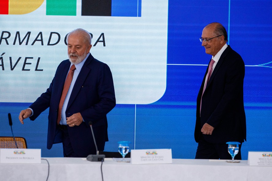 O presidente Lula e o vice-presidente Geraldo Alckmin durante lançamento da política industrial do governo