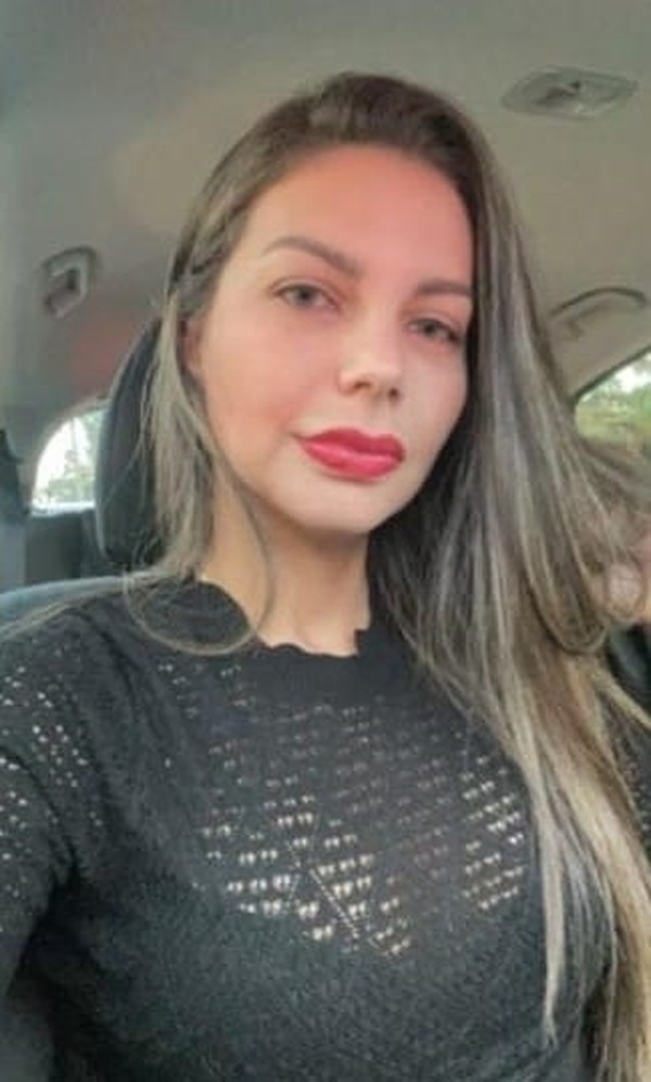 Mayara Fernandes, de 31 anos. A dentista foi feita refém pelo namorado, policial, por duas horas e meia na faculdade em que fazia pós-graduação, em Valença, no sul do estado. O PM Janitom Amorim deu um tiro na boca da vítima e foi preso após o crime, em novembro de 2020TV Rio Sul