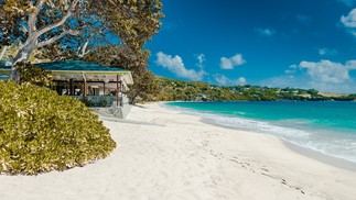 Mar azul turquesa e faixas de areia branca compõem o cenário da caribenha Ilha Bequia — Foto: Bequia Beach Hotel/Divulgação
