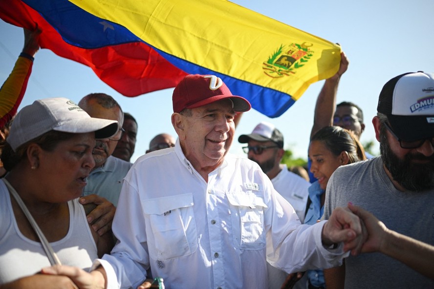 O candidato presidencial da oposição venezuelana, Edmundo González Urrutia, cumprimenta apoiadores ao chegar ao ato de campanha em Barlovento, estado de Miranda, Venezuela