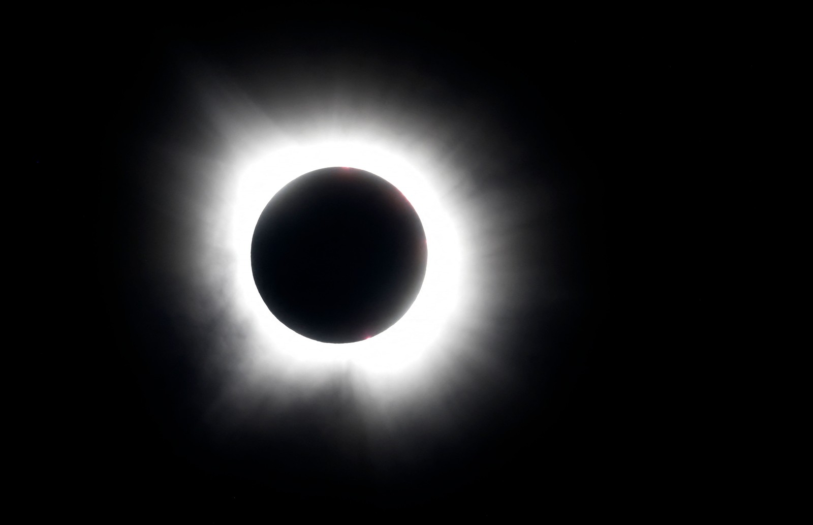 Momento em que a lua eclipsa totalmente o sol visto de Fort Worth, Texas. — Foto: Ron Jenkins/Getty Images/AFP
