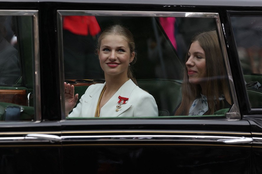 Princesa Leonor (esquerda) ao lado de sua irmã, a também princesa Sofia