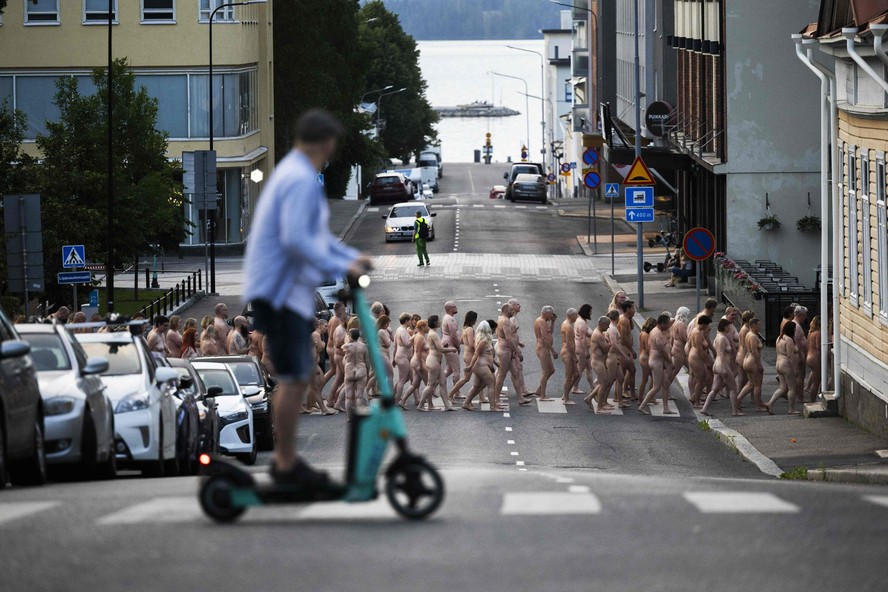 Cerca de mil pessoas posaram nuas na Finlândia para o fotógrafo Spencer Tunick.