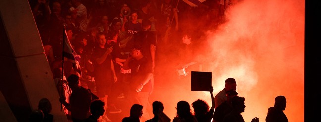 Manifestantes protestam contra o governo israelense , em Jerusalém, em 31 de março de 2024. — Foto: AHMAD GHARABLI / AFP