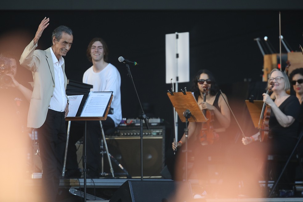 O arranjador Arthur Verocai, com o grupo americano BadBadNotGood, no festival MIta, em 2023, no Jockey Club do Rio de Janeiro — Foto: Lucas Tavares