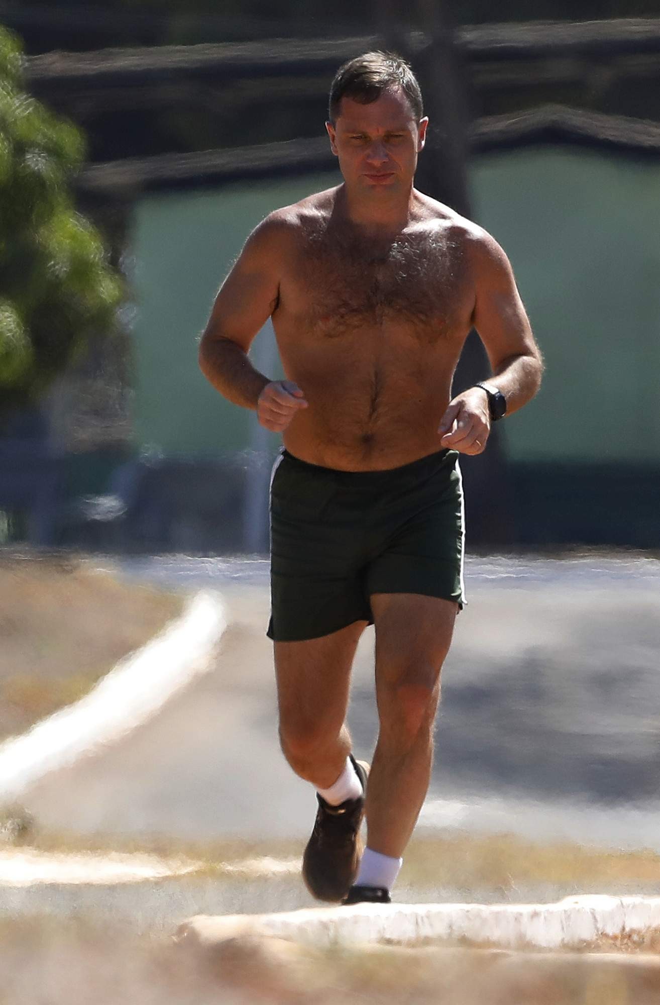 Mauro Cid, antigo ajudante de ordens do ex-presidente Jair Bolsonaro, faz corrida durante a manhã no Quartel da Polícia do Exército, aonde esta preso. — Foto: Cristiano Mariz/Agência O Globo