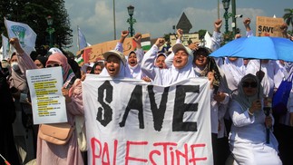 Manifestantes gritam slogans durante um comício pró-Palestina em Yogyakarta — Foto: DEVI RAHMAN / AFP