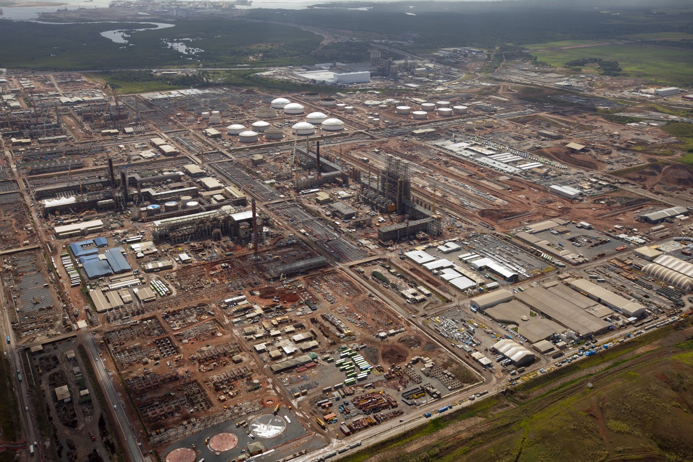 Refinaria Abreu e Lima (Rnest), em Pernambuco. Apenas uma das linhas de produção previstas ficou pronta, no fim de 2014 — Foto: Divulgação