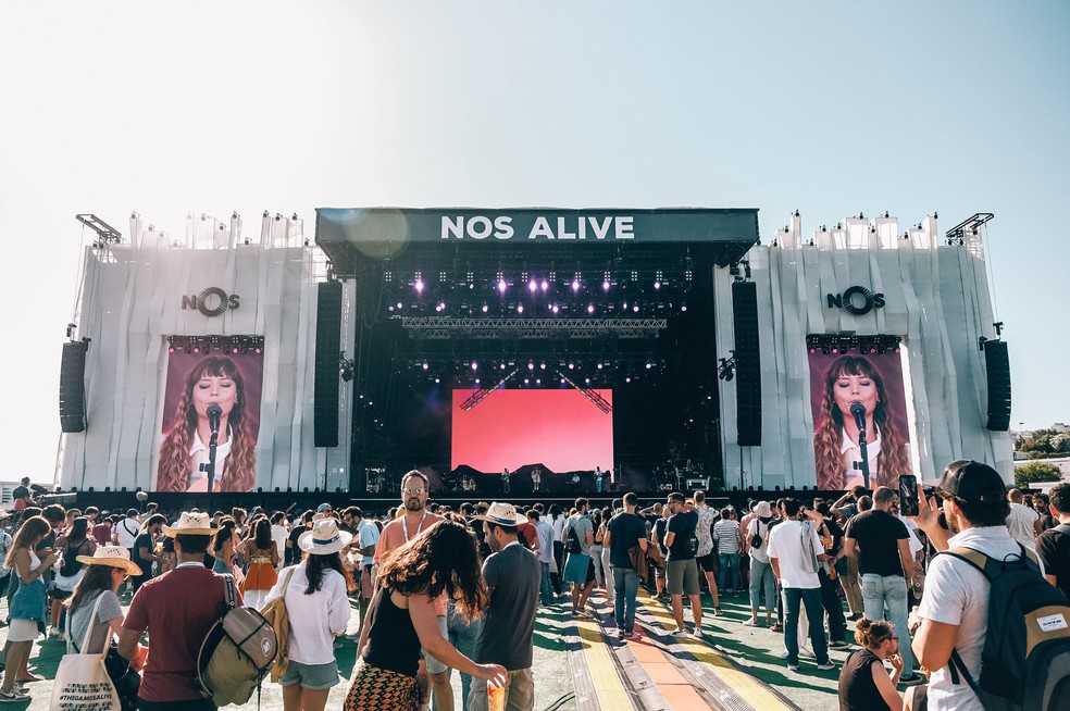 Mallu Magalhães abre o palco principal do festival Nos Alive, em Lisboa — Foto: Sara Hawk/Divulgação/Nos Alive