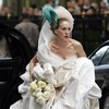 A atriz Sarah Jessica Parker, nas ruas de Nova York, usando a pena turquesa que será leiloada: lance mínimo de US$ 40 mil - Divulgação