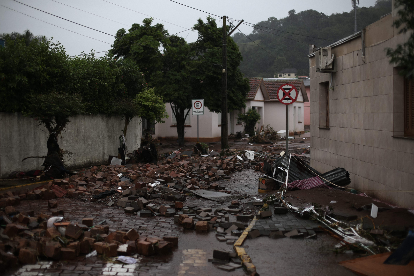 As fortes deslocaram aproximadamente 1.400 pessoas em mais de 100 municípios em todo o estado do Rio Grande do Sul, a maioria das quais, segundo autoridades da defesa civil, foram transferidas para abrigos. - Foto: Anselmo Cunha/AFP