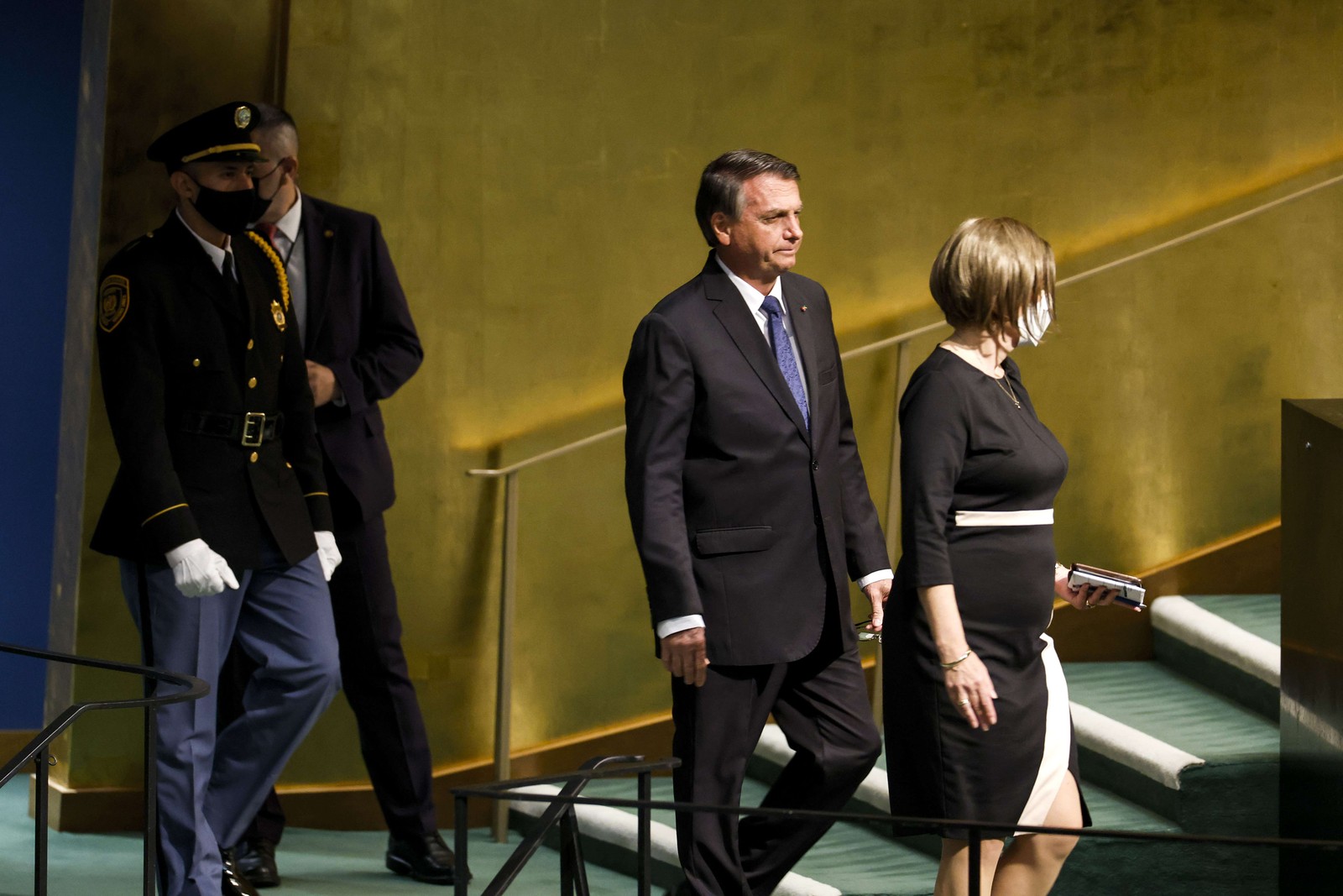 O presidente brasileiro Jair Bolsonaro chega para discursar na 77ª sessão da Assembleia Geral das Nações Unidas (ONU), em Nova York — Foto: Anna Moneymaker/Getty Images/AFP