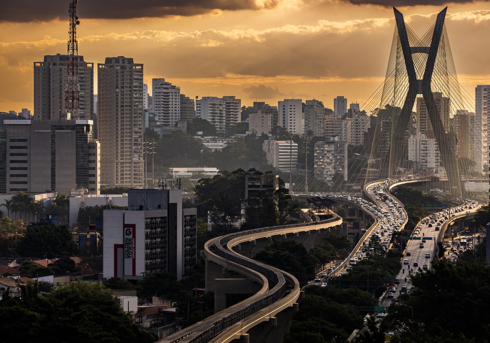 Mais privado, menos público: Curvas do monotrilho inacabado convive com o congestionamento de carros na paisagem de São Paulo — Foto: Edilson Dantas