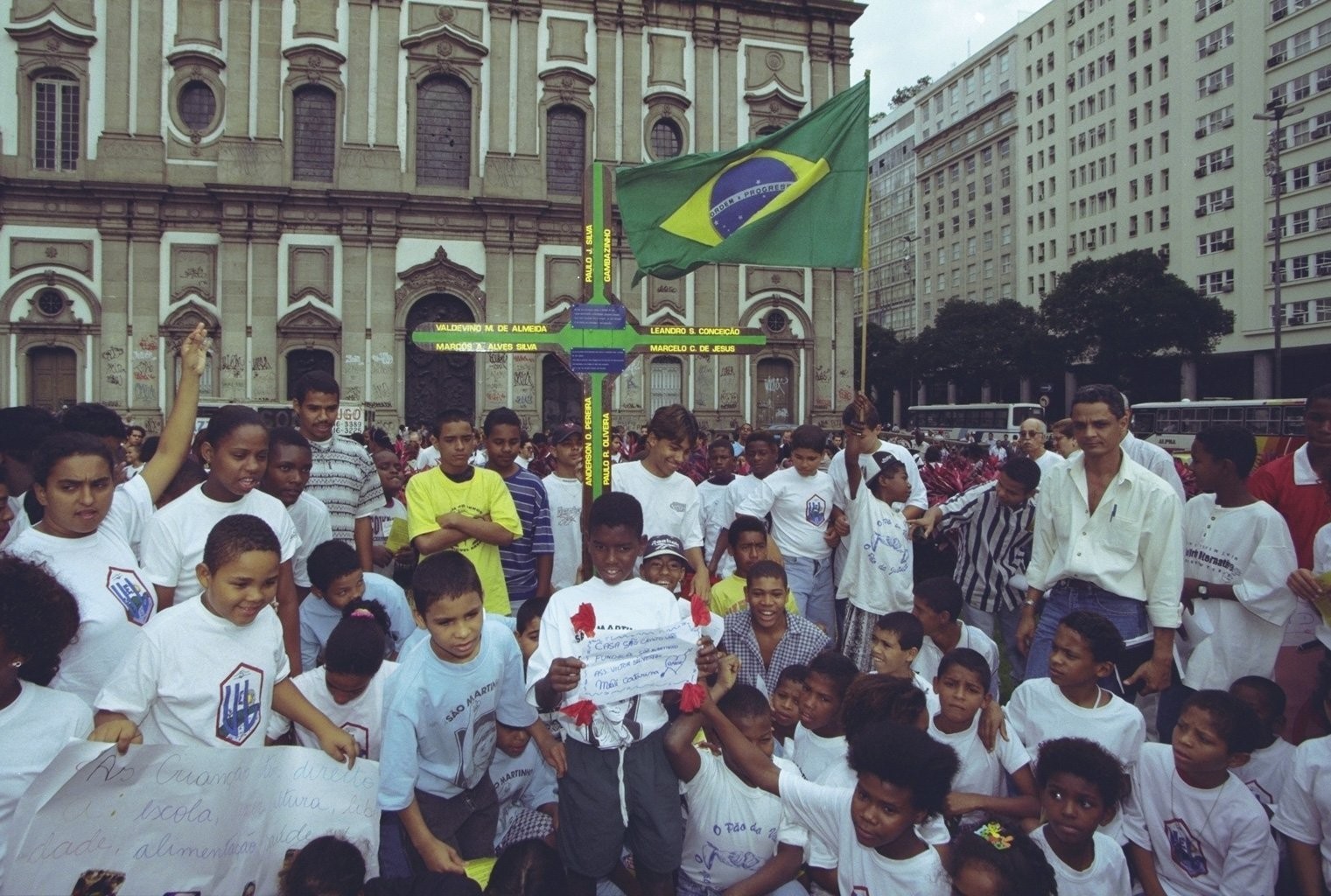 Crianças e jovens de comunidades carentes se reúnem, em julho de 1997, em frente à Igreja da Candelária para protestar contra a impunidade dos autores da chacina — Foto: Celso Meira