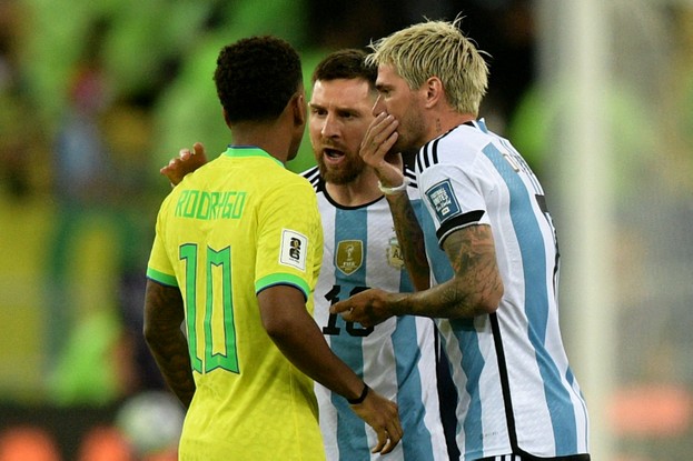 Messi e De Paul discutem com Rodrygo durante Brasil e Argentina no Maracanã