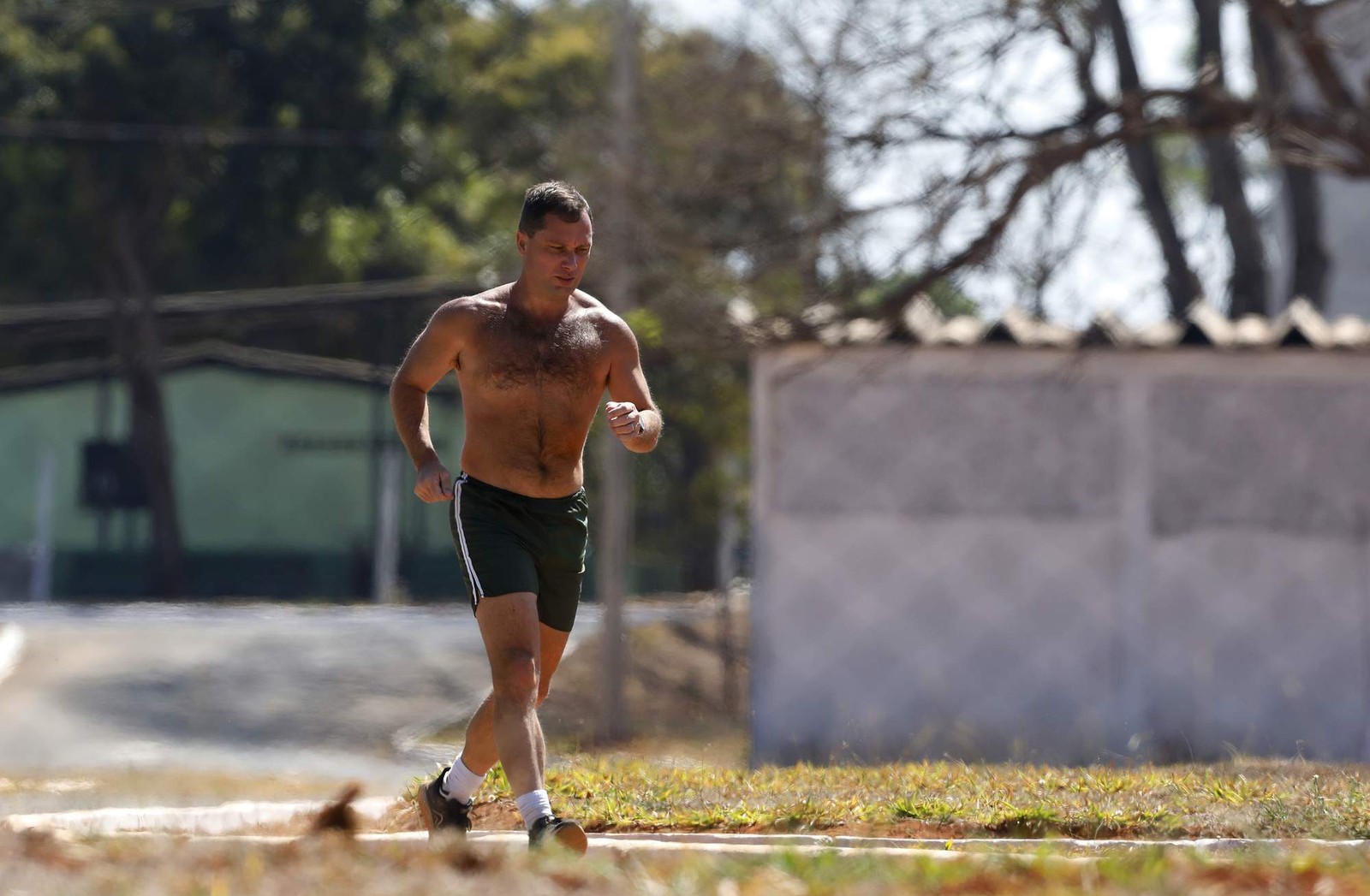 Mauro Cid, antigo ajudante de ordens do ex-presidente Jair Bolsonaro, faz corrida durante a manhã no Quartel da Polícia do Exército, aonde esta preso. — Foto: Cristiano Mariz/Agência O Globo