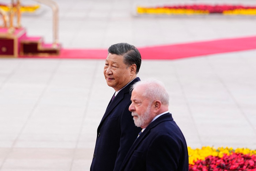 O presidente Lula é recebido pelo líder chinês, Xi Jinping, na chegada ao Grande Salão do Povo, em Pequim
