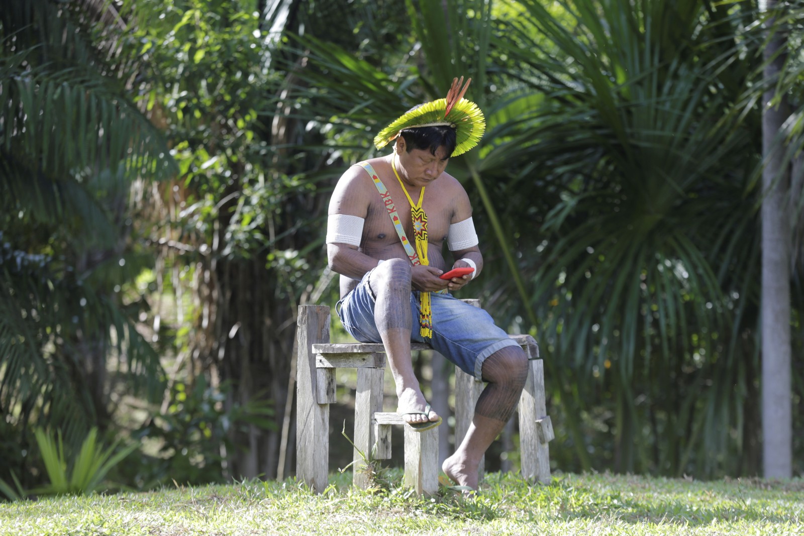 os Asheninka e Kaiapó O cacique kayapó Takaknhô, da aldeia Kawatum, tenta conexção pelo celular com o seu povo que ficou no sul do Pará — Foto: Domingos Peixoto / Agência O Globo