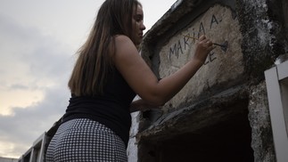 Stefany da Silva, neta de dona Maria Anunciação da Silva, que morreu soterrada por traumatismo craniano em Vila Sahy, em São Sebastião — Foto: Maria Isabel Oliveira/Agência O Globo