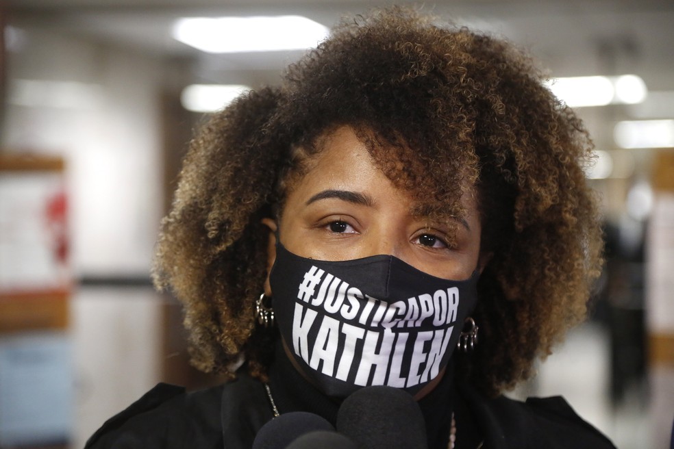 A mãe de Kathlen Romeu, Jaqueline Oliveira, antes da audiência no Tribunal de Justiça do Rio — Foto: Fabio Rossi