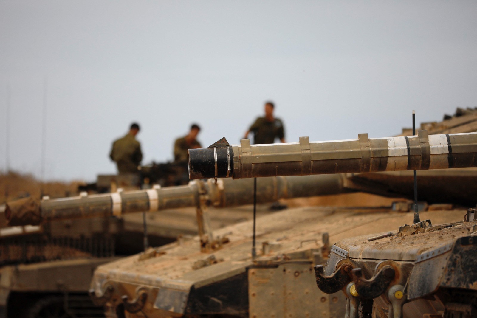 Tanque de Israel posicionado na fronteira com a Faixa de Gaza — Foto: Jalaa Marey/AFP