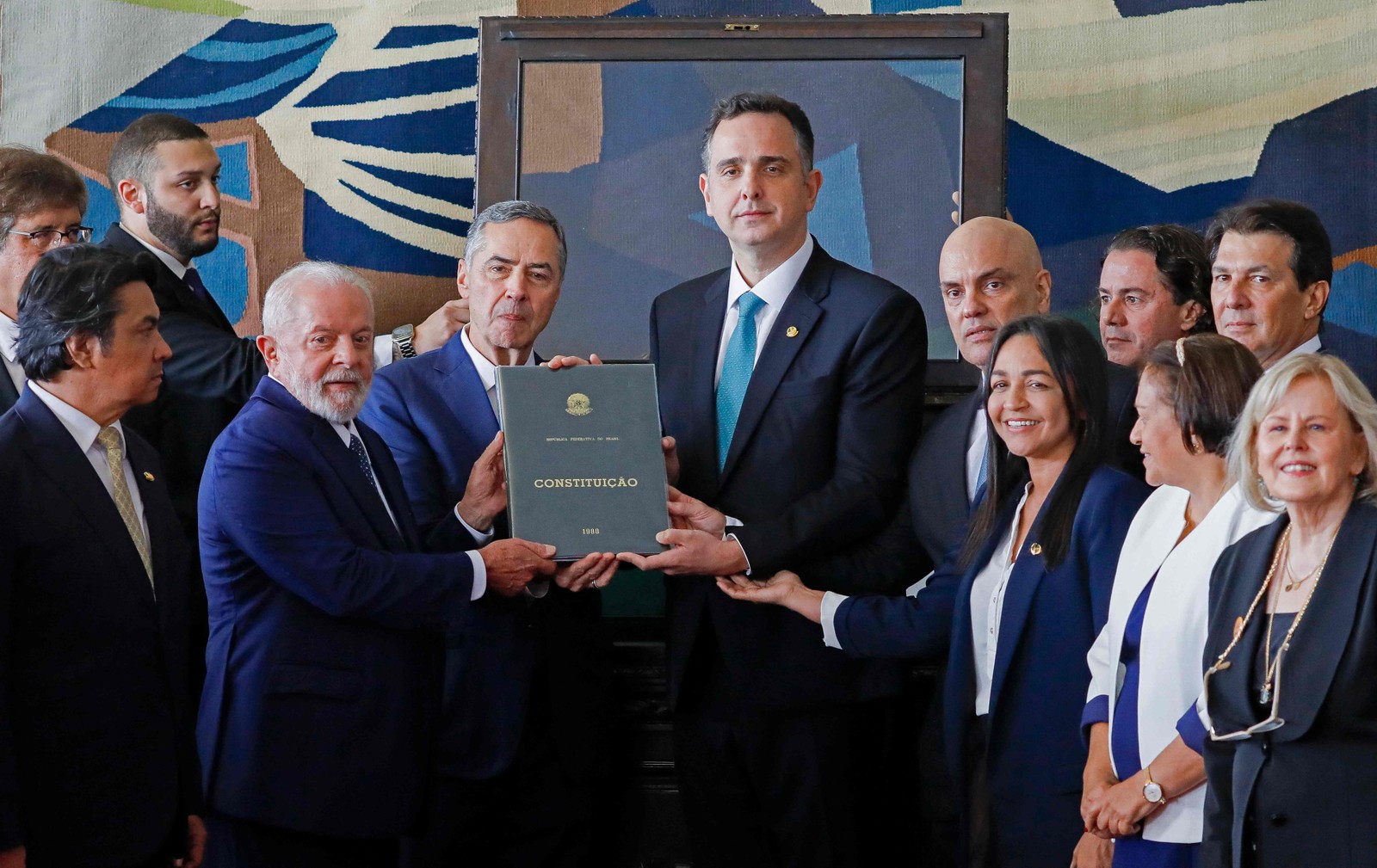 Cerimônia de 1 ano do 8 de janeiro reúne Lula, Barroso, Pacheco, Moraes, e outros membros do Executivo e Judiciário — Foto: AFP/Sergio Lima