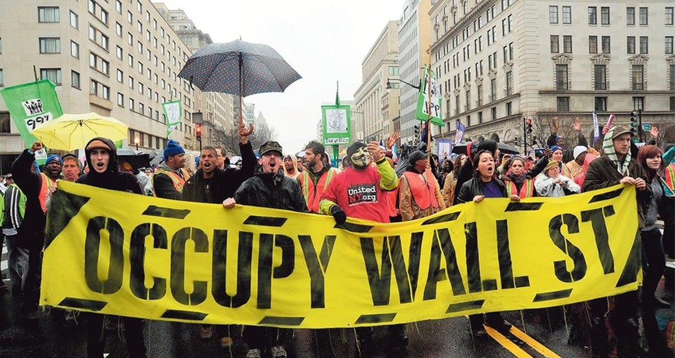Manifestantes tomam as ruas de Washington, em 2011, mostrando apoio ao movimento Occupy Wall Street: mobilização nascida nas redes inspirou ações semelhantes pelo mundo — Foto: Karen BLEIER/afp/7-12-2011