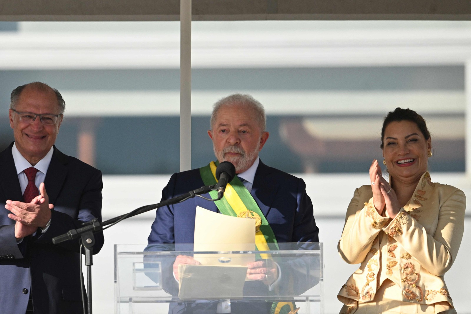 Lula se emociona ao discursar no parlatório do Palácio do Planalto — Foto: Evaristo Sá/AFP