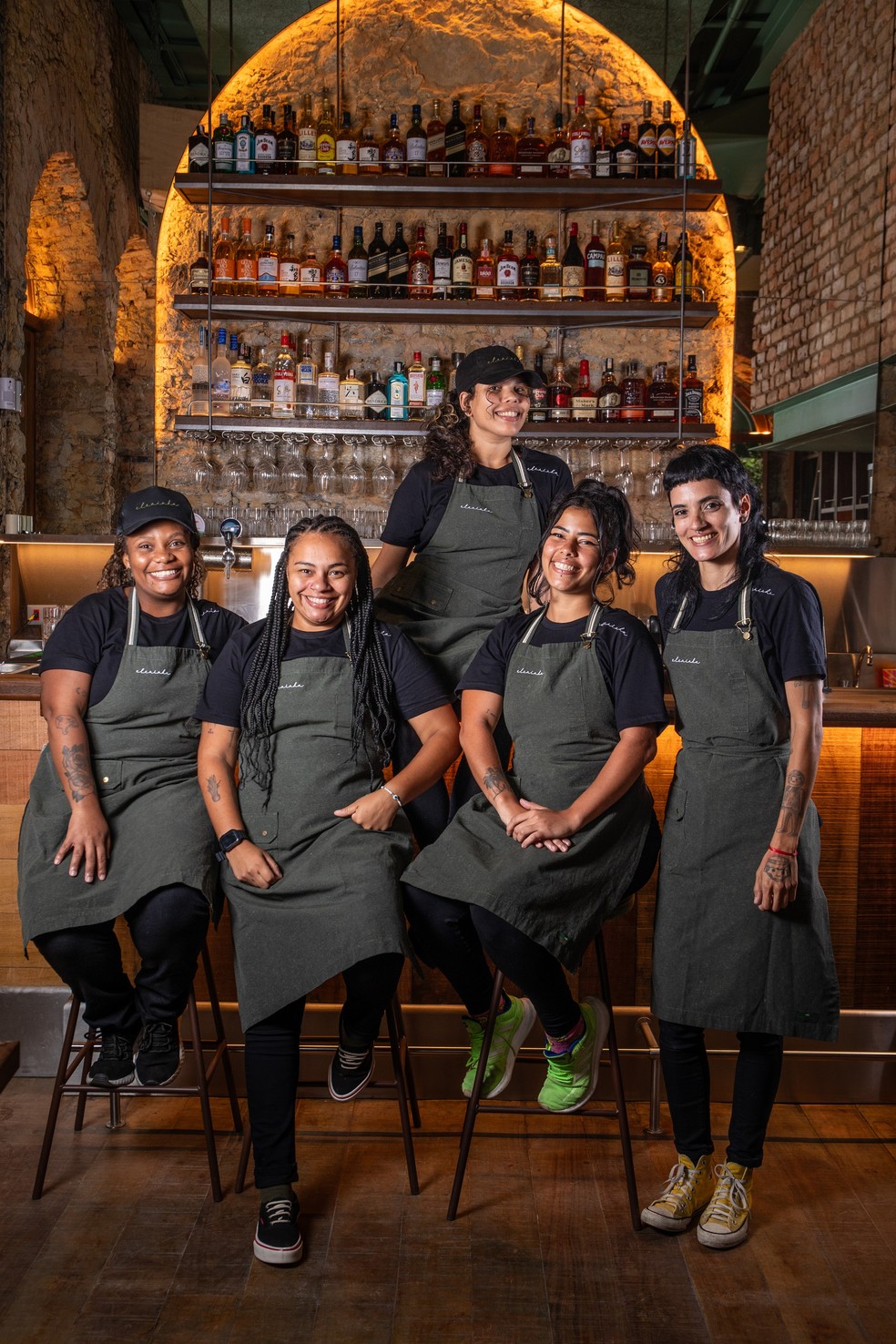 Eleninha. Uma equipe de mulheres comanda o bar: da esquerda para a direita, Gabriella Moreti, Jéssica Cerqueira,Taynah de Paula, Evelyn Freitas e Milina Lopes — Foto: Divulgação