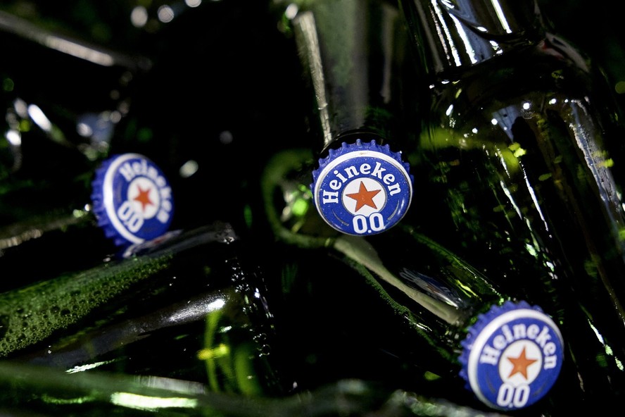 Garrafas de cerveja sem álcool Heineken na fábrica da cervejaria em Zoeterwoude, Holanda