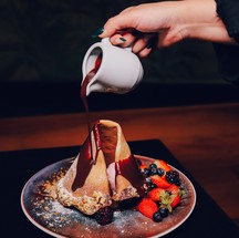 O asiático Yüsha oferece a sobremesa Biscoito da Sorte (R$ 64), um gâteau de Nutella com sorvete de morango, servida com as clássicas mensagens dos biscoitinhos chineses. VillageMall. Seg a sáb, das 12h às 23h. Dom, das 12h às 22h. — Foto: Divulgação