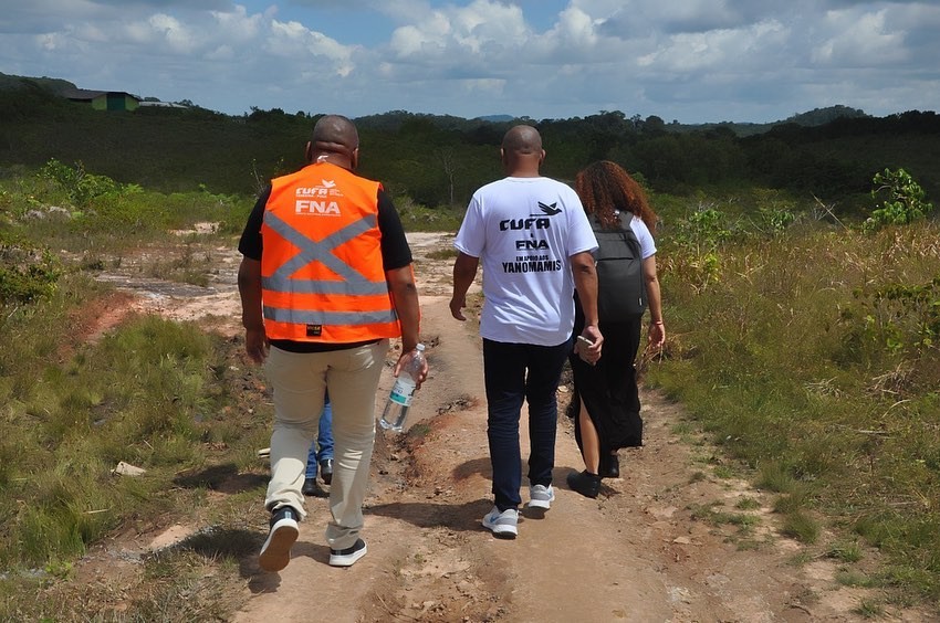 Ativistas da Cufa e da FNA durante incursão ao território Yanomami — Foto: Divulgação