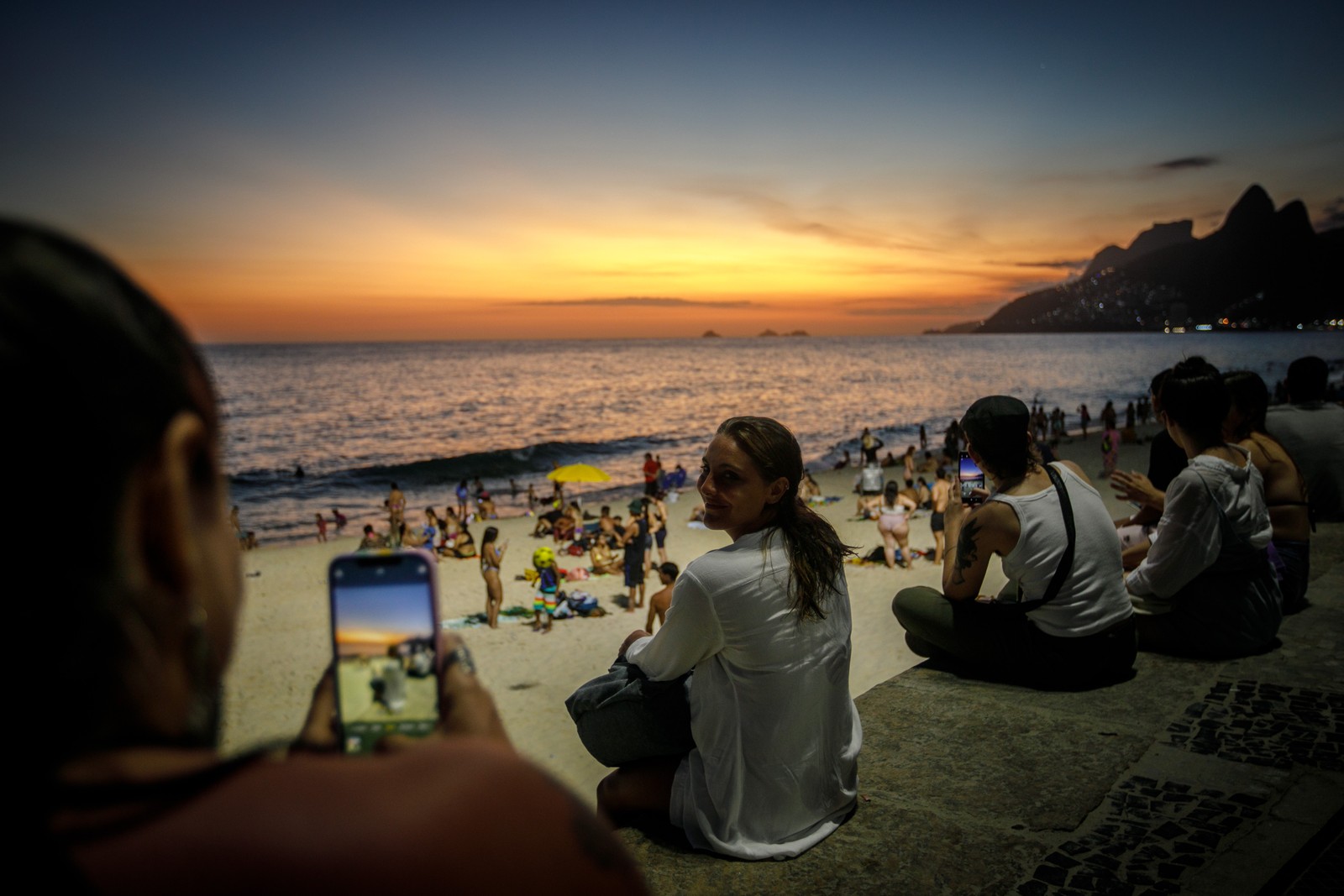 Pôr do sol no Arpoador. Praia sem hora pra 'fechar' — Foto: Brenno Carvalho