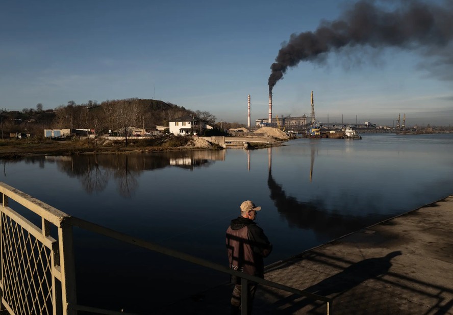 Uma central eléctrica ao sul de Kiev, no ano passado. Todas as centrais eléctricas não nucleares da Ucrânia foram danificadas por ataques russos, afirmaram as Nações Unidas.