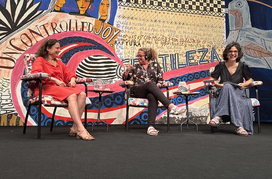 As escritoras Colombe Schneck (à esquerda) e Monique Roffey e a mediadora Anabela Mota Ribeiro, em mesa na Flip 2023