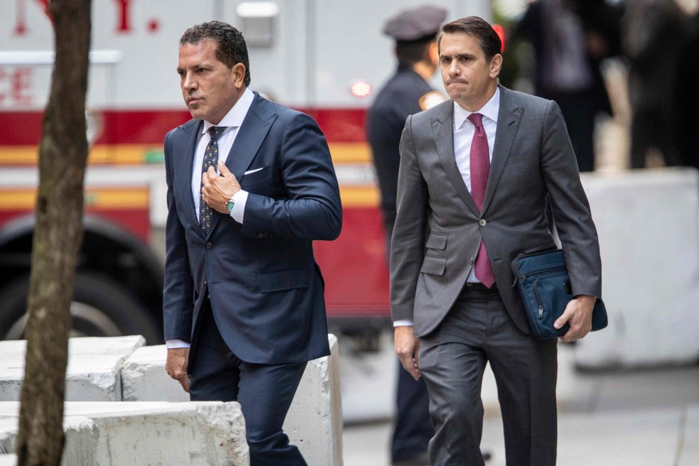 Joe Tacopina (esquerda) e Todd Blanche, advogados de Trump se dirigem para audiência de acusação em Nova York — Foto: John Moore/ AFP