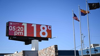 Um termômetro marca 48º em Phoenix, Arizona, em julho de 2023 — Foto: PATRICK T. FALLON